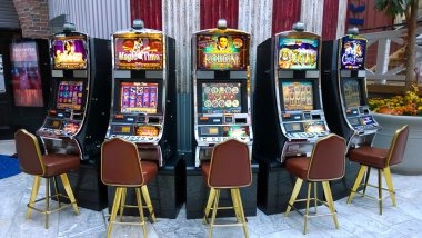 melodi888 live-dealer studio with multiple blackjack tables during peak hours